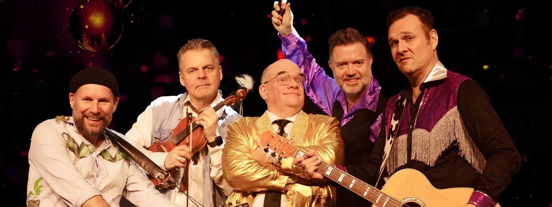 Affischbild på bandet Lars Vegas Trio. Fem män med glittrande scenkostymer och instrument.