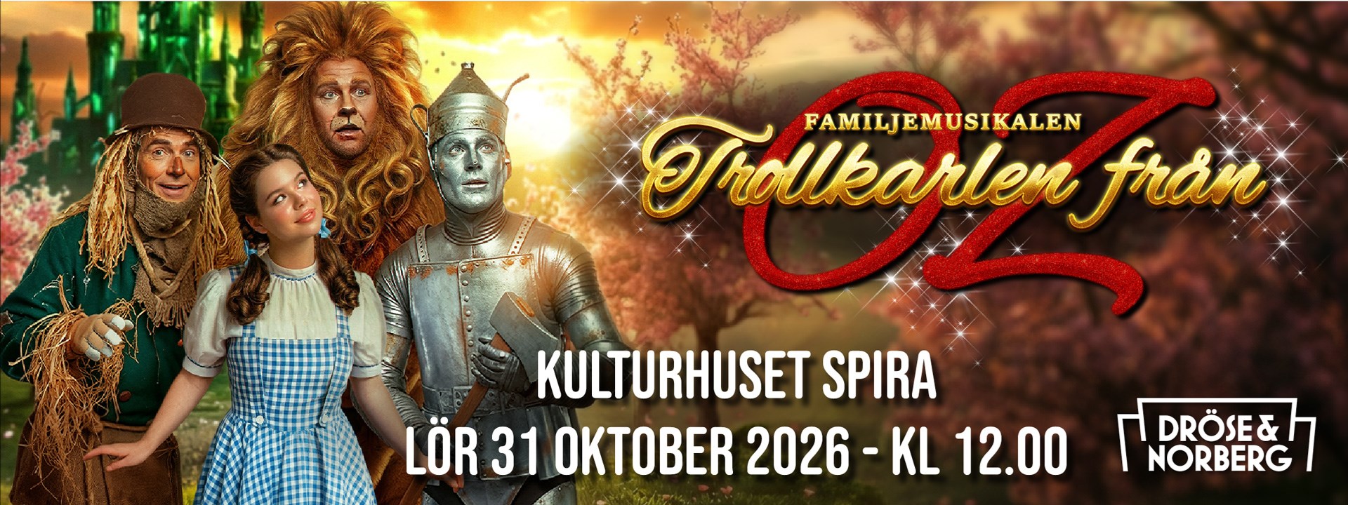 Affischbild för familjeföreställningen Trollkarlen från Oz. En flicka med två hårtofsar, vit blus och blårutig klänning står tillsammans med en fågelskrämma, ett lejon och en plåtman. I bakgrunden skymtar en stad i smaragdgrönt. 