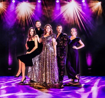 Affischbild för musikalkonserten "Från Broadway till Duvemåla". 