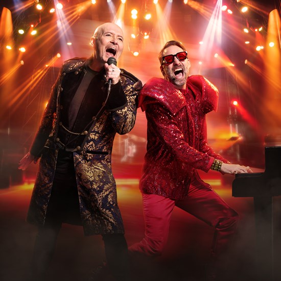 Affischbild för konserten Elton John meets Freddie Mercury. Två sjungande män.