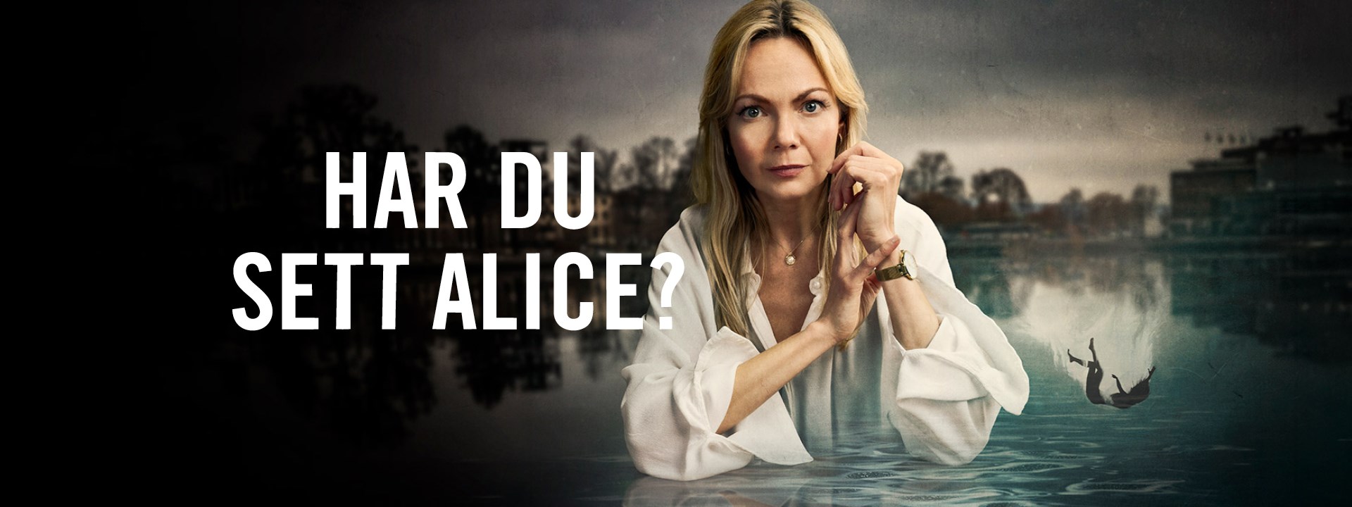 Affischbild för teaterföreställningen Har du sett Alice? En kvinna i vit blus mot en stadssiluett. Hon ser allvarligt ut. Blänkande vatten med en sjunkande siluett. 