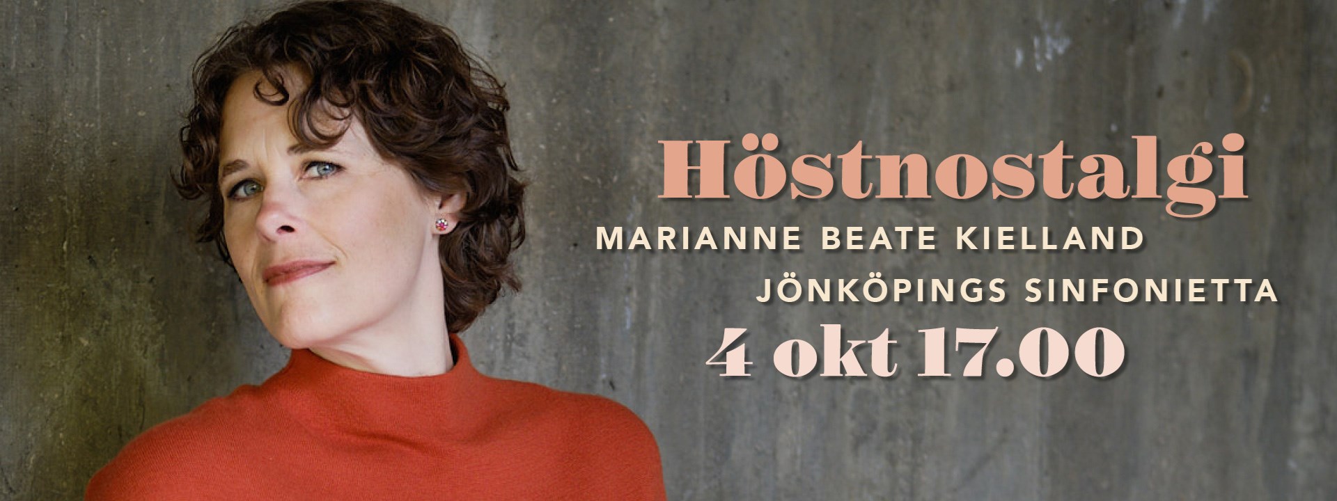 Affischbild för konserten "Höstnostalgi" med Jönköpings Sinfonietta och mezzosopranen Marianne Beate Kielland. En kvinna i orangeröd klänning lutar sig mot en grå betongvägg.