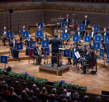 Affischbild för Operawinds med Marinens musikkår. En blåsorkester spelar.