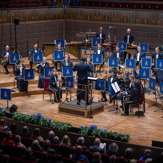 Affischbild för Operawinds med Marinens musikkår. En blåsorkester spelar.