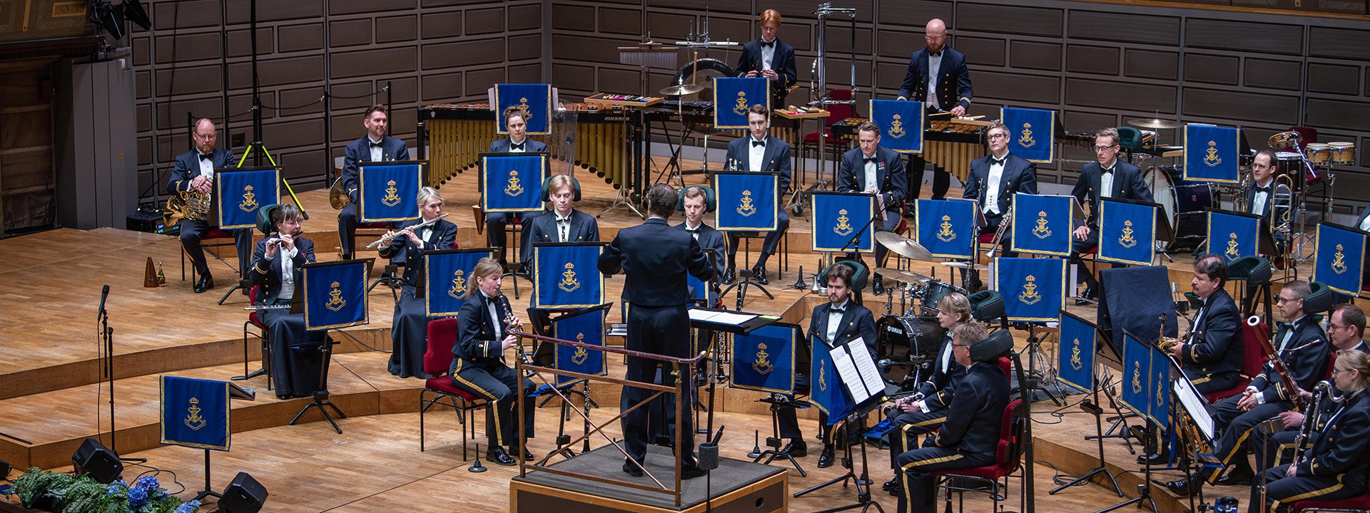 Affischbild för Operawinds med Marinens musikkår. En blåsorkester spelar.