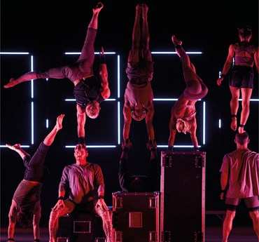 Affischbild för nycirkusföreställningen Ten Thousand Hours på Kulturhuset Spira. 