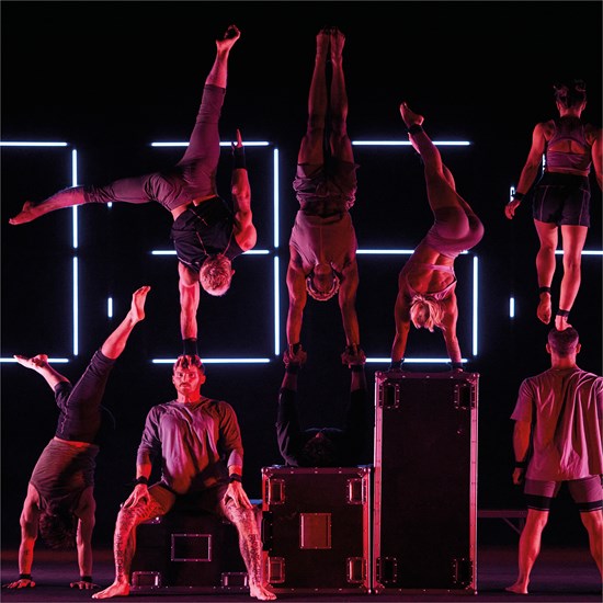 Affischbild för nycirkusföreställningen Ten Thousand Hours på Kulturhuset Spira. 