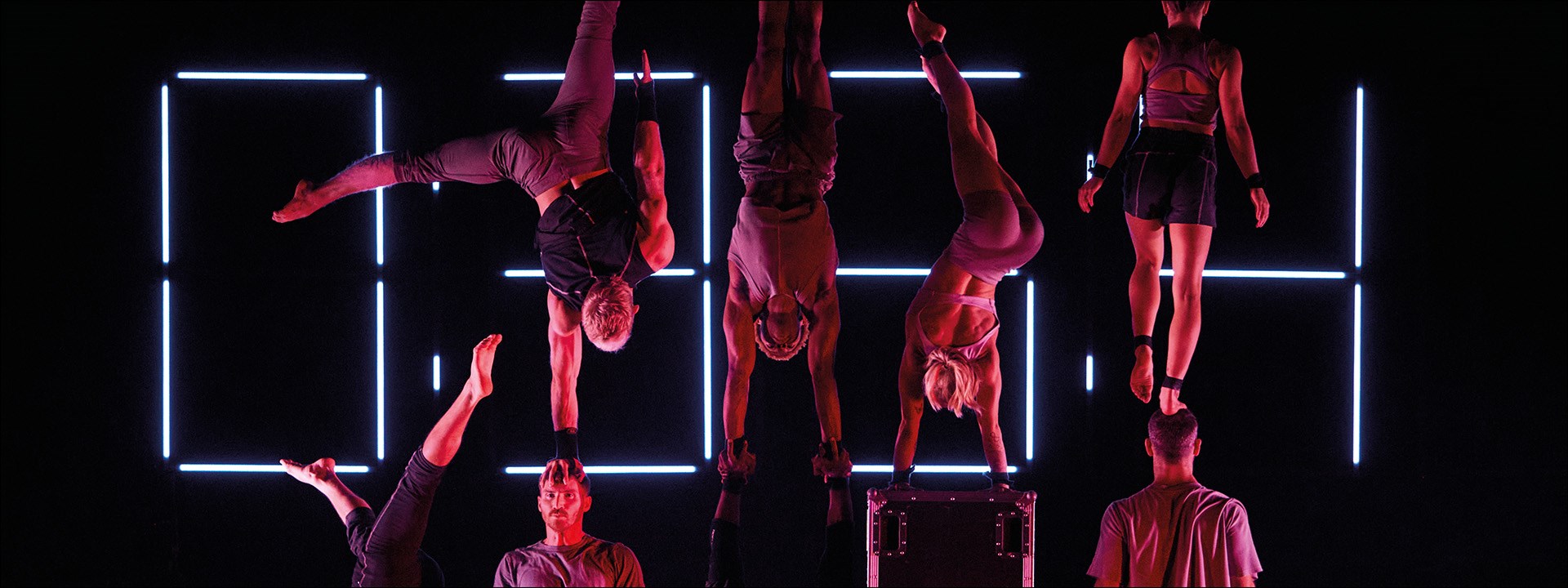 Affischbild för nycirkusföreställningen Ten Thousand Hours på Kulturhuset Spira. 