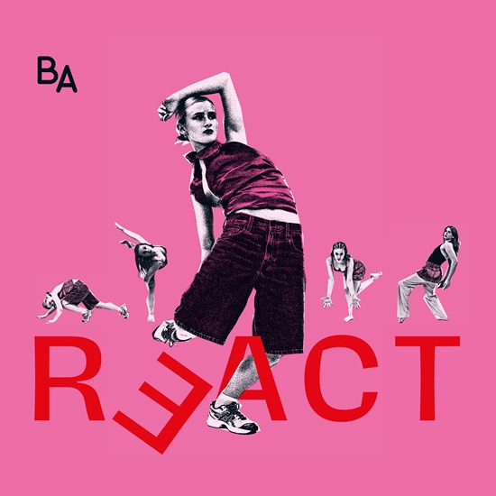 Affischbild för föreställningen React med Balettakademiens studenter. Fem dansande människor i olika poser mot en rosa bakgrund.