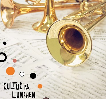 Affischbild för lunchkonserten med John Bauer Brass. Brassinstrument vilar på notblad.