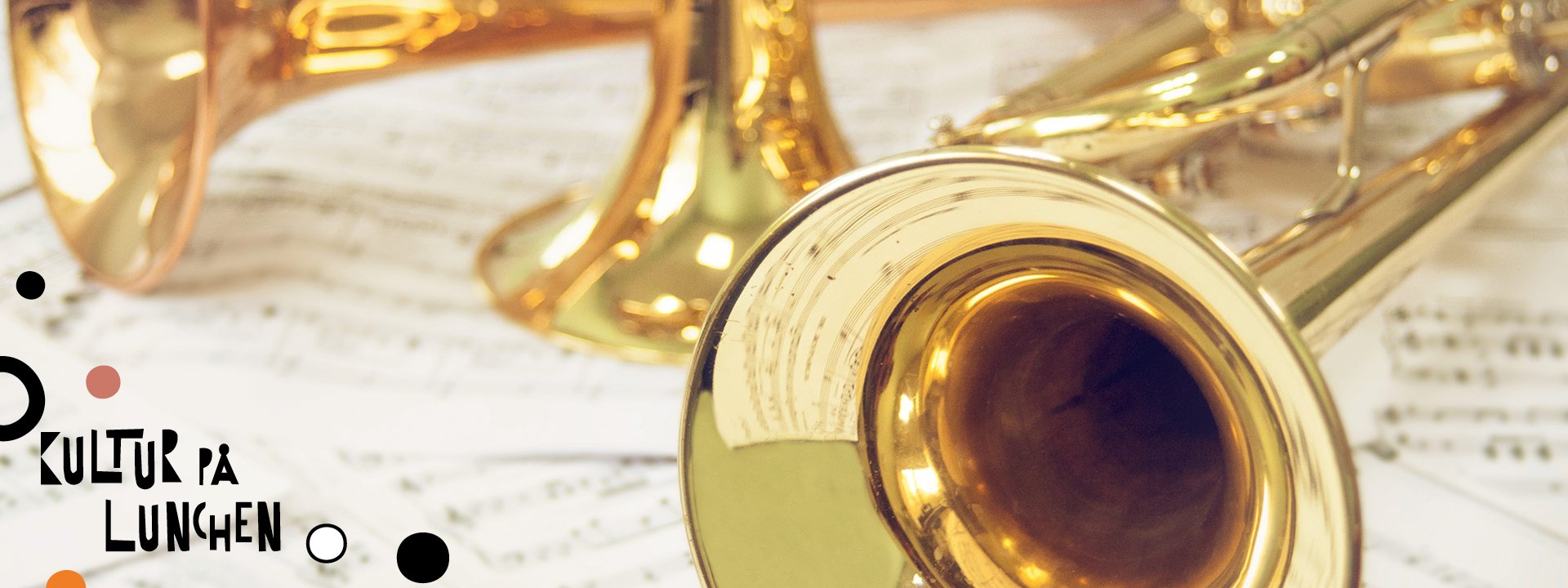 Affischbild för lunchkonserten med John Bauer Brass. Brassinstrument vilar på notblad.