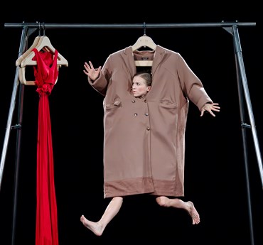 Affischbild för familjeföreställningen "Klädställningen". 