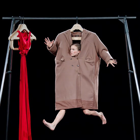 Affischbild för familjeföreställningen "Klädställningen". 