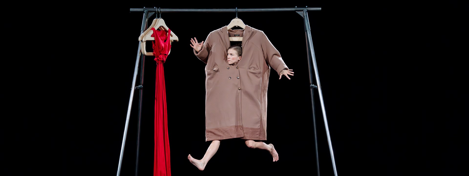 Affischbild för familjeföreställningen "Klädställningen". 