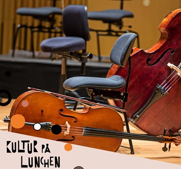Affischbild för öppen repetition med Jönköpings Sinfonietta på Kulturhuset Spira. Två stråkinstrument vilar på scenen i väntan på musikerna. 