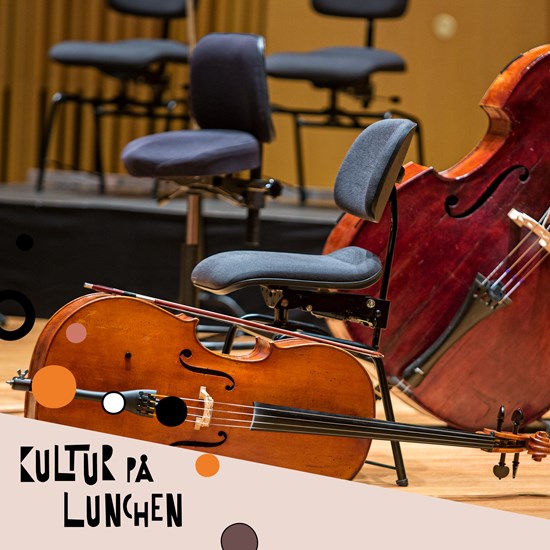 Affischbild för öppen repetition med Jönköpings Sinfonietta på Kulturhuset Spira. Två stråkinstrument vilar på scenen i väntan på musikerna. 