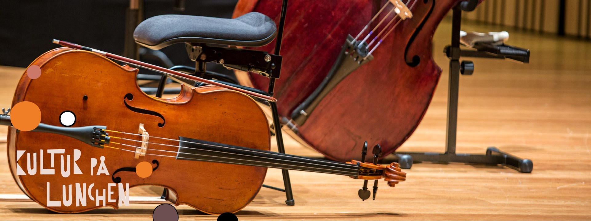 Affischbild för öppen repetition med Jönköpings Sinfonietta på Kulturhuset Spira. Två stråkinstrument vilar på scenen i väntan på musikerna. 