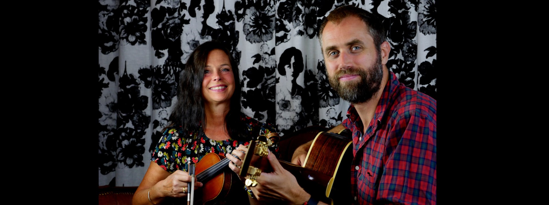 Affischbild för "Sven Bertil - En resa genom tonerna och orden". En kvinna med fiol och en man med en gitarr.