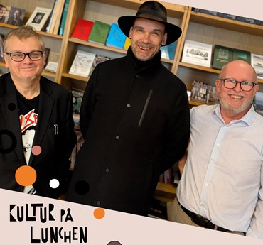 Affischbild för lunchlyriken Tre poeter från Tranås 20 februari kl. 12.00 på Kulturhuset Spira. Tre glada män står framför en bokhylla.