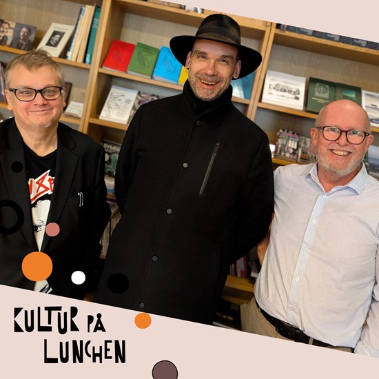 Affischbild för lunchlyriken Tre poeter från Tranås 20 februari kl. 12.00 på Kulturhuset Spira. Tre glada män står framför en bokhylla.