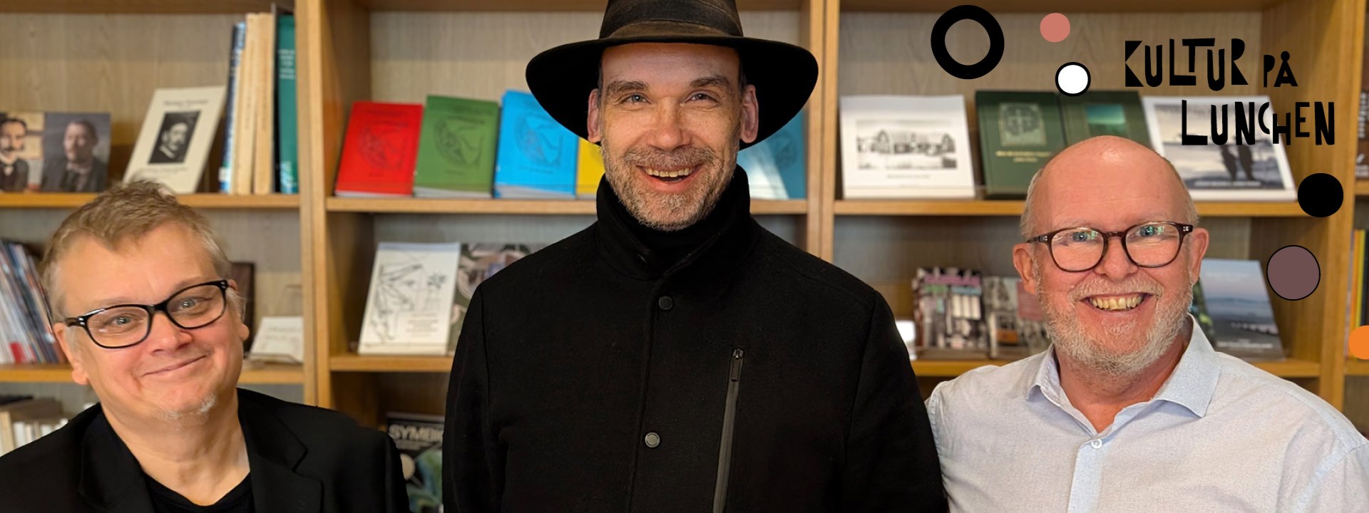 Affischbild för lunchlyriken Tre poeter från Tranås 20 februari kl. 12.00 på Kulturhuset Spira. Tre glada män står framför en bokhylla.