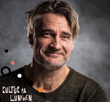 Affischbild för lunchlyrik med Yngve Dahlberg 6 februari kl.12.00 på Kulturhuset Spira. En leende man. 