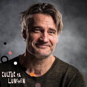 Affischbild för lunchlyrik med Yngve Dahlberg 6 februari kl.12.00 på Kulturhuset Spira. En leende man. 