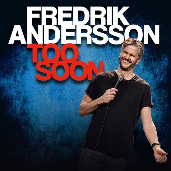 Affischbild för stand up-föreställning Fredrik Andersson Too soon. En glad man med mikrofon.