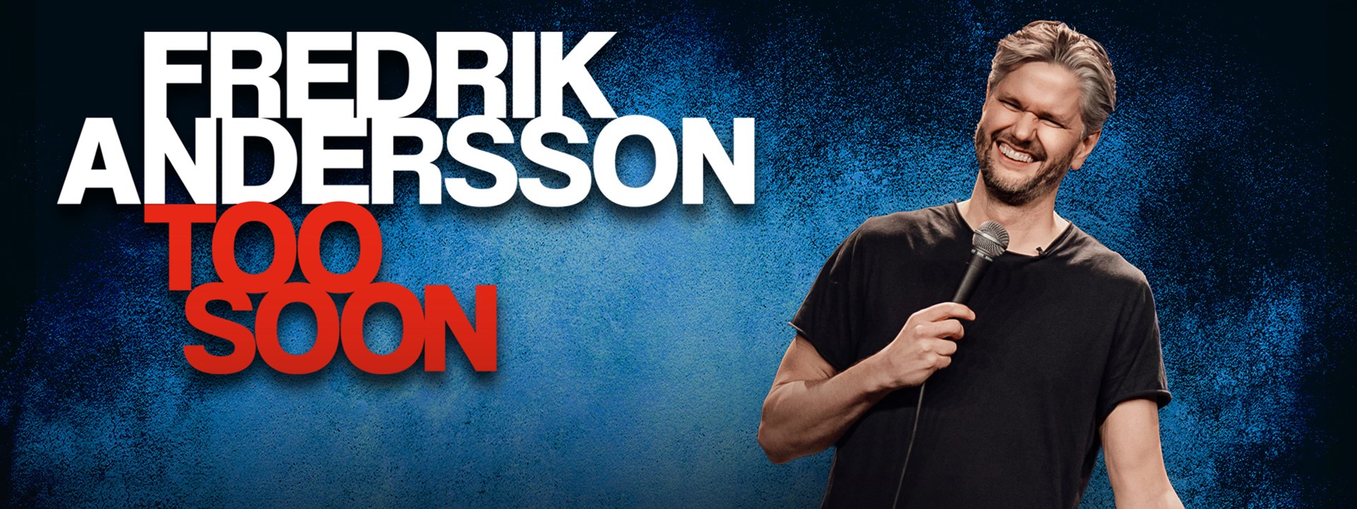 Affischbild för stand up-föreställning Fredrik Andersson Too soon. En glad man med mikrofon.