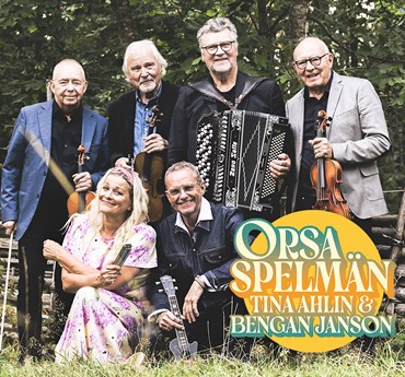 Affischbild för Orsa spelmän, Tina Ahlin & Bengan Janson. Fem manliga musiker och en kvinnlig musiker står framför en gärdsgård. 