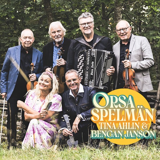 Affischbild för Orsa spelmän, Tina Ahlin & Bengan Janson. Fem manliga musiker och en kvinnlig musiker står framför en gärdsgård. 