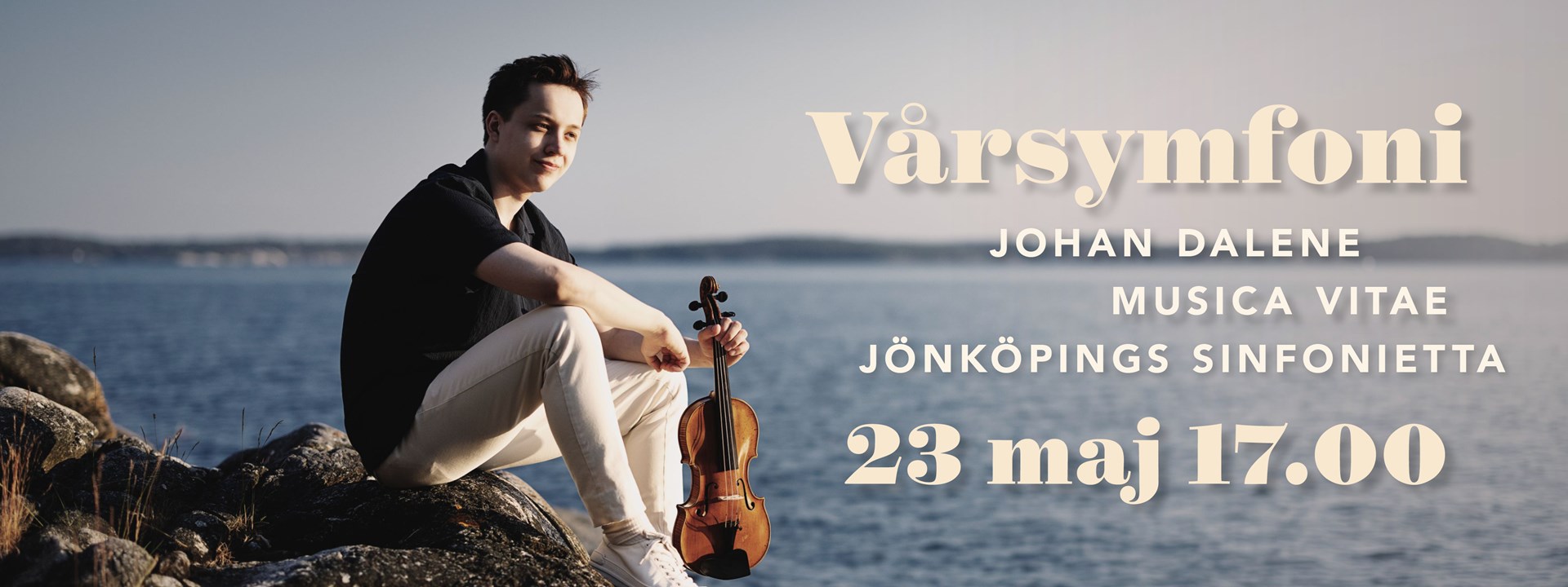 Affischbild för Jönköpings Sinfoniettas konsert Vårsymfoni. En man med en fiol sitter på en solig klippa och tittar ut över ett glittrande hav.